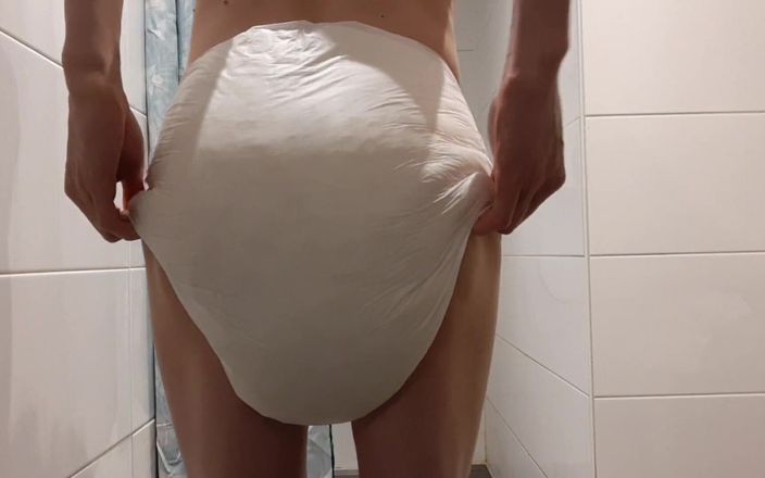 Wrigglesss: Abdl twink炫耀他的厚尿布