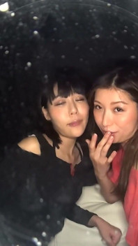 Te Cae En La Cara La Saliva Que Brota De Los Besos Lésbicos De Yua Nanami Y Tsubaki Kato.