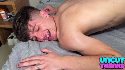 UncutTwinks: 2 sünnetsiz latin amerikalı twink jay magnusu prezervatifsiz sikiyor