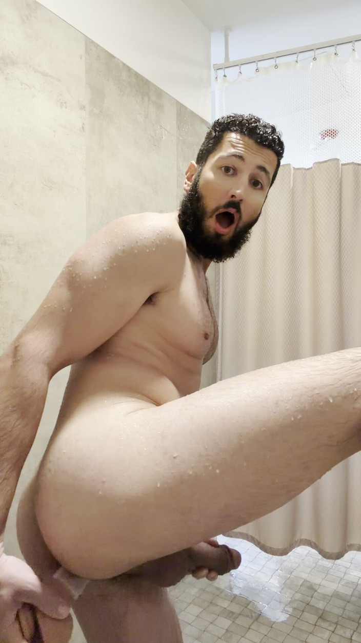 Totally straight: Bermain di Bilik Mandi Awam