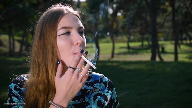 Russian Smokers: 誘惑的なロシアンビューティー、喫煙、スタジオの雰囲気