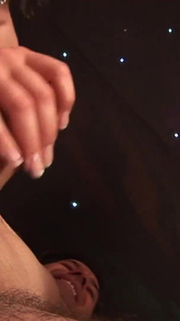 Des MILF blondes sucent une bite mais en veulent plus