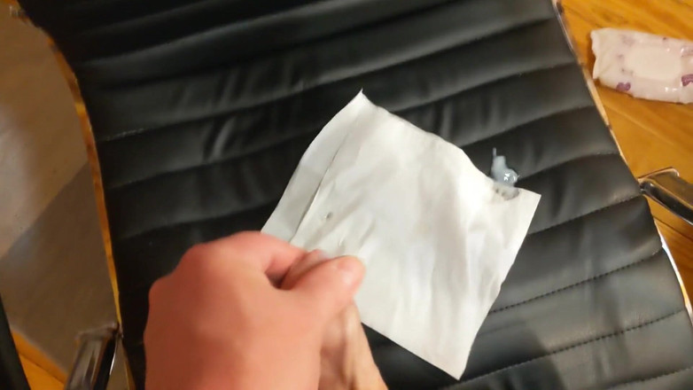 uncutcollegeguy: Éjaculation rapide sur une chaise informatique avec un mandrin par...