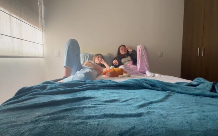 scarlettandc: Две девушки развлекаются на тусовке лучших друзей