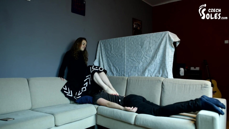Czech Soles - foot fetish content: Giẫm đạp nhẹ vào bạn trai phục tùng của cô ấy