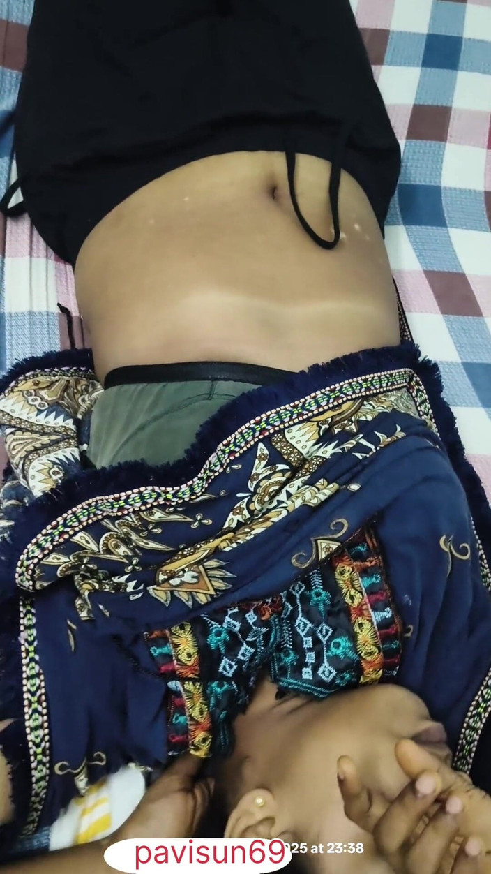 Pavi sun: Pepek berbulu bhabi India