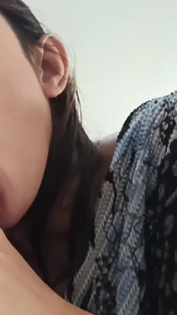 Viendo porno en teléfono y tocando ella misma - chupando polla y traga esperma