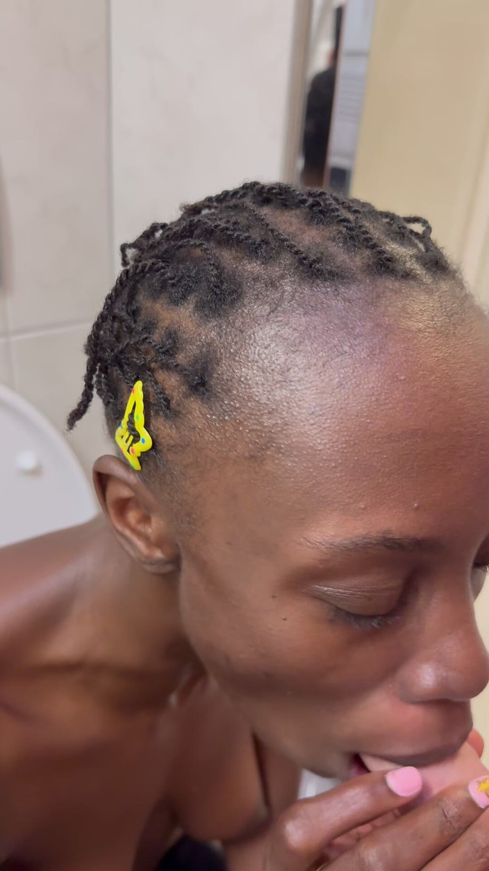 Missblackreey: 娇小的黑人女郎在浴室里口交性交