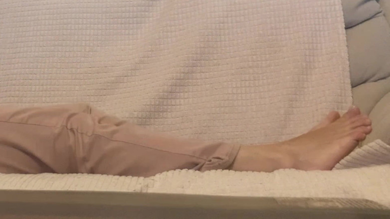 PriyaNaavya: Elle regarde ses pieds magnifiques et se branle