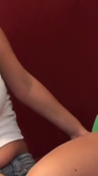 Curve lesbiene devorând pizde care picură în frenezie sălbatică