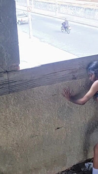 若い女の子は通りを見るのが好きです