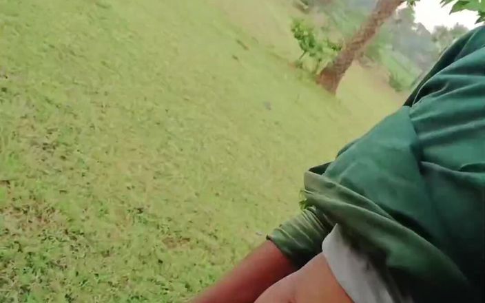 Wild Stud: 정원에서 자위하고 거대한 사정을 하는 인도 소년