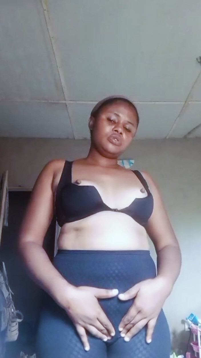 Lovelee: Fată nigeriană din sat care ejaculează pe videoclip în direct