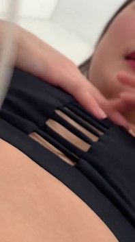 Sexy Outie Belly Button. Už jste někdy viděli tak žhavý a rozkošný pupek!? Klenot Mainy Miura