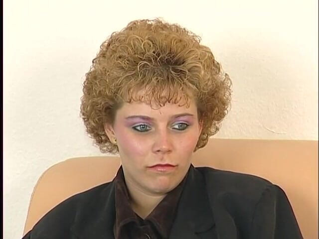 Lucky Cooch: Blonde slet speelt met haar poesje en pijpt de pik...