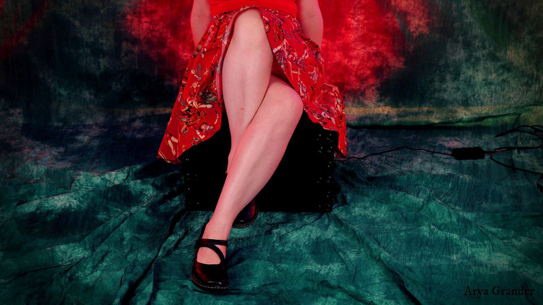 Arya Grander: Doubles jambes torsadées croisées juste assis, vidéo