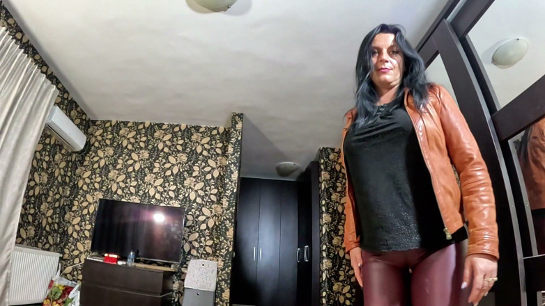 MilfyCalla: Braunes leder, dominante ehefrau, zwillingsschwein, twist. Halsfick, doggystyle und creampie