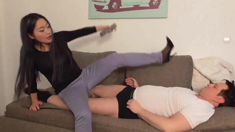 Foot Girls: Mistress Amrita's lesson for the slave