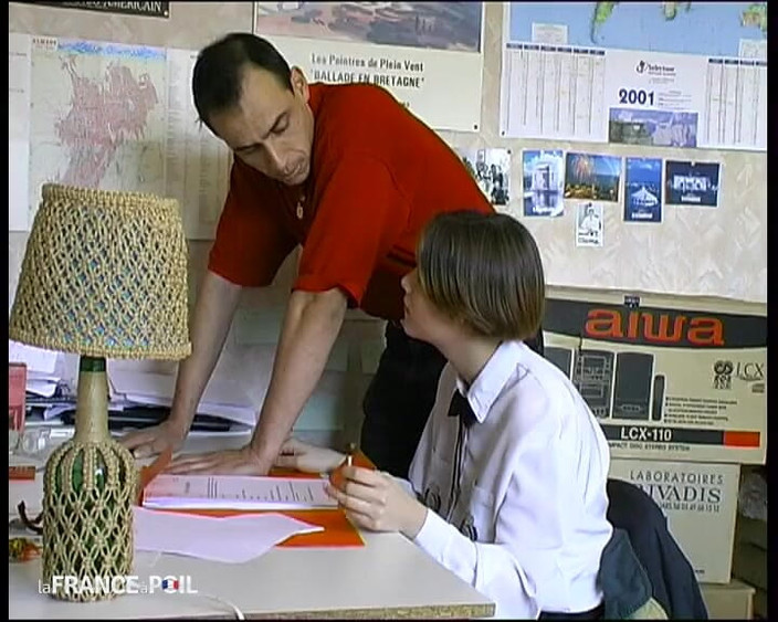 French Family Secrets: Uma bacharel está sendo explodida por seu professor de matemática