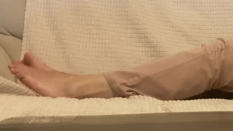 Niki studio: Look at My Feet and Suck My Toes