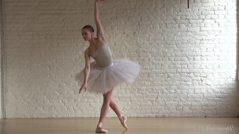 Stunning18: Ballerina beim trainieren