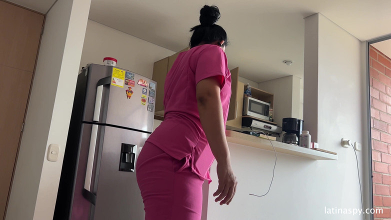 Latinaspy: Služka s obrovským zadkem čistí Apt Pak honí svého šéfa část 2