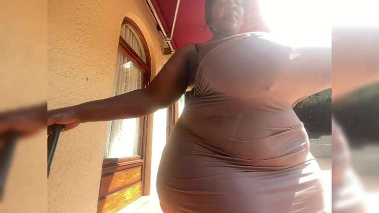 Legendary Booty Overdose: Ebony SSBBW MILF přistižena při venkovní masturbaci