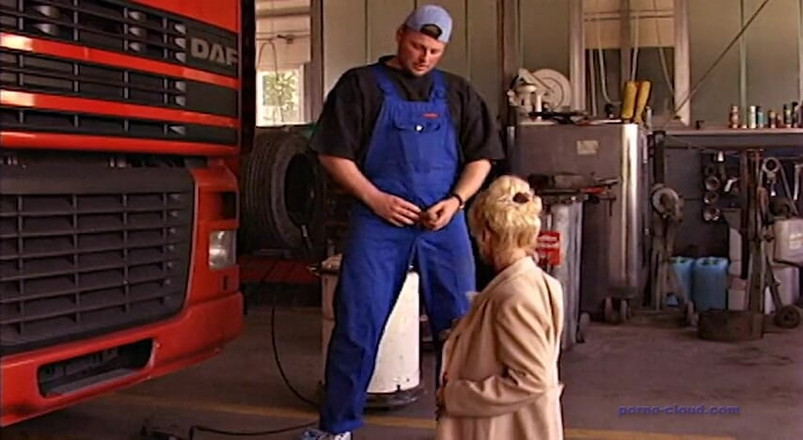 Porno Cloud: The milf and her car repair