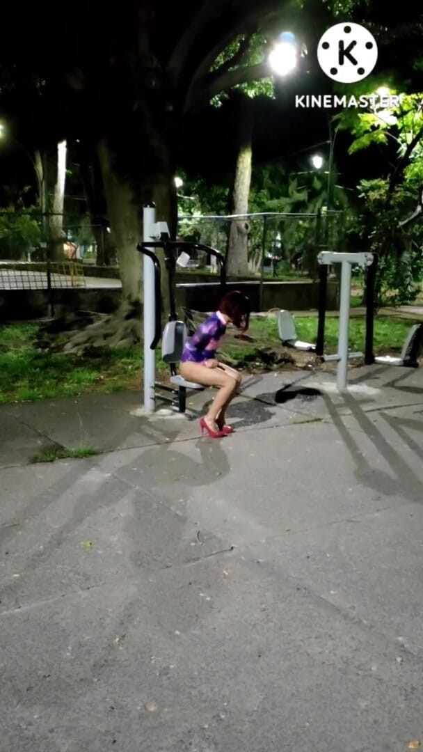 Traviezisha: Sissy beim trainieren (ihr arschloch) im fitnessstudio eines öffentlichen parks (mit einem dildo)...