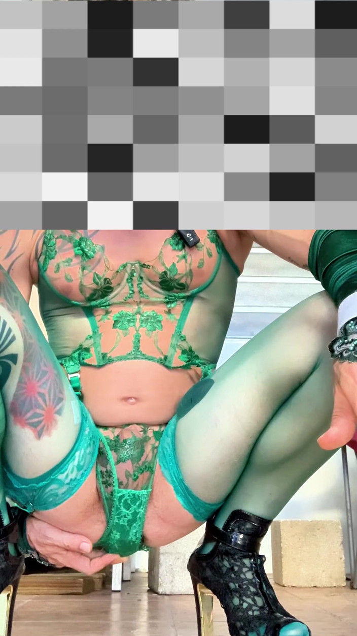 Benito414: Netter femboy, sehr sexy strumpf-dessous, zeigt sein höschen draußen