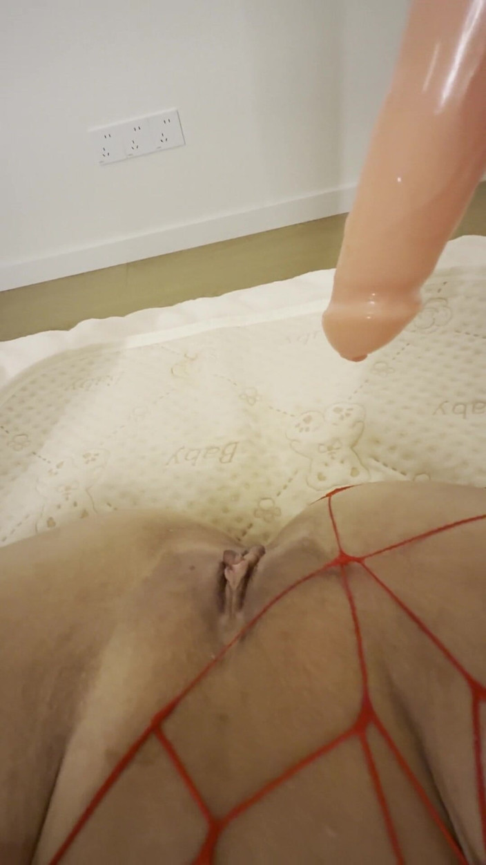 AsianHoneyAss: Consolador perfora coño goteando en primer plano