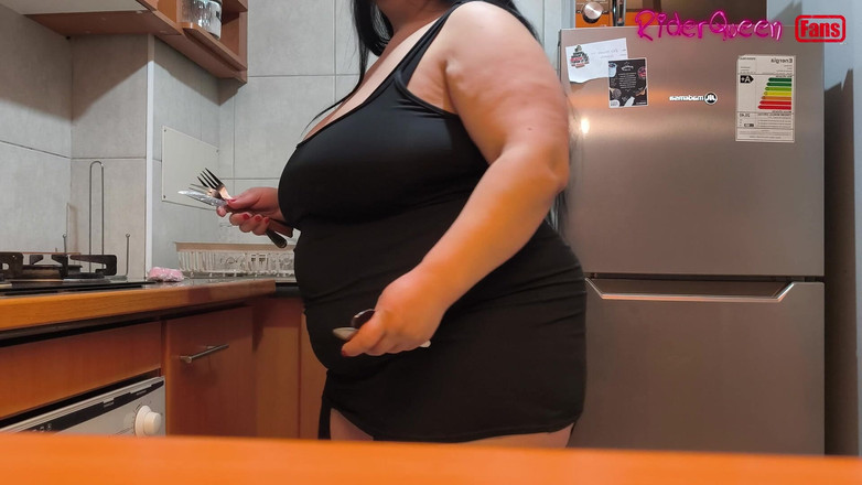 Riderqueen: Sexy hot macecha, pouze fanoušci ve zpomaleném záběru, v kuchyni