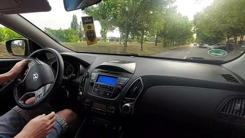 Step Mommy: Kåt amatör styvmamma med sexiga ben i klackar i bilen...