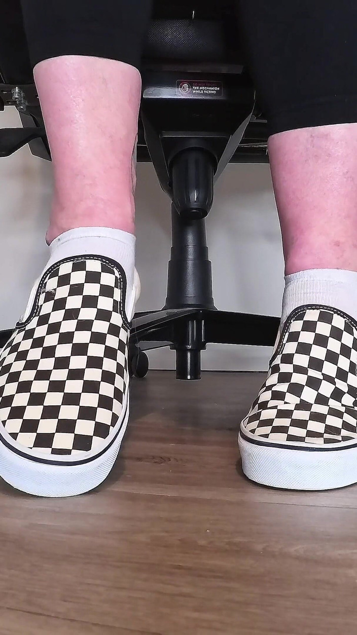Peppermint Giantess: Smygande kontorsfot retas i checkerboard skåpbilar - Toe -only strip &amp; intensiv barfota...