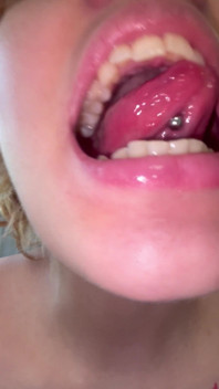 Tur mulut tanpa make-up cek lidah cewek uvula tonsil