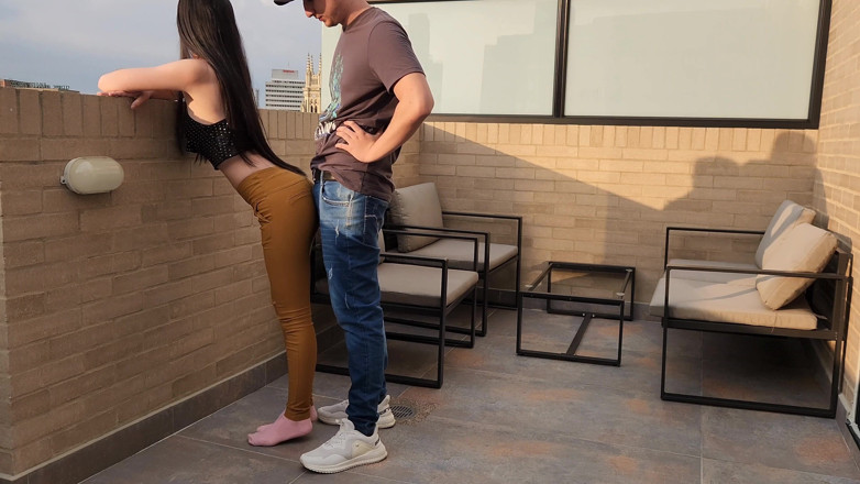 Jopy sex: Секс на публике, он трахает свою коллегу на террасе