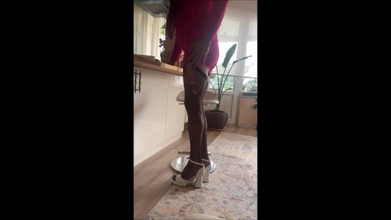 cd_aysemmm: Mi hermanastra cachonda con medias de rejilla y una falda...