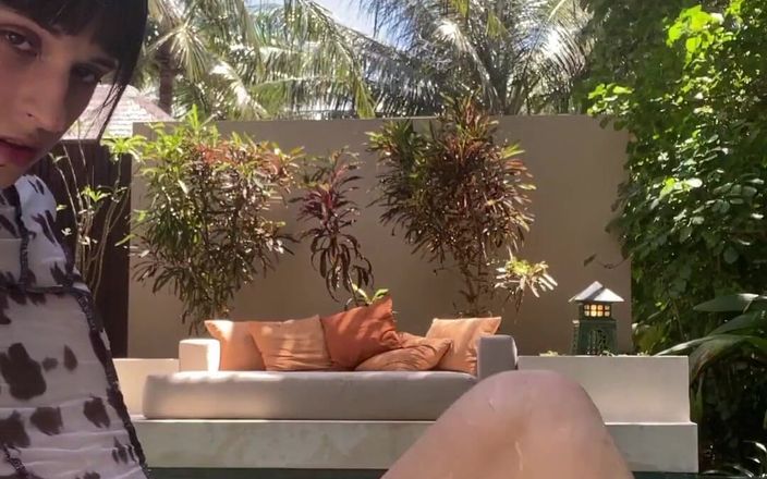 Nbnabunny: Щасливого кролика на Мальдівах. Чи хочеш ти приєднатися до мене в басейні?