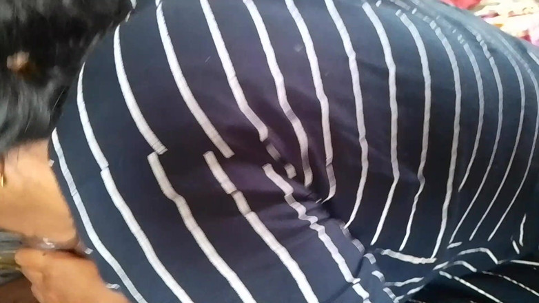 LEGSCOUPLE12: Tamil dona de casa coloca o pênis do marido na...