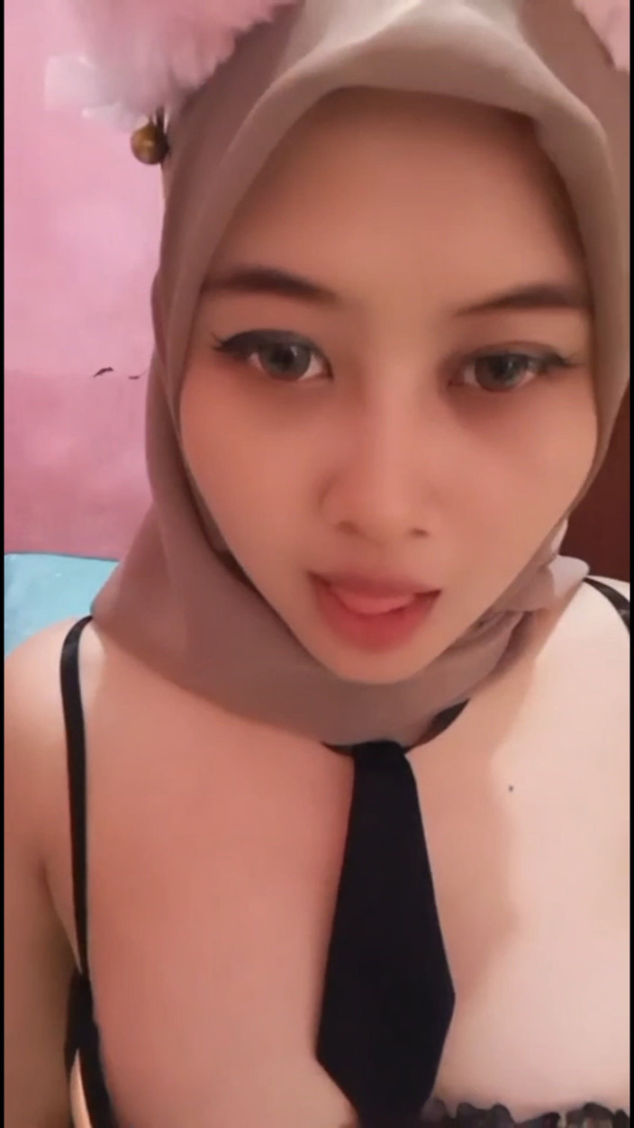 Jilbab69: हिजाब पहनी उत्तेजित लड़की गीले होने तक डिल्डो के साथ हस्तमैथुन करती है