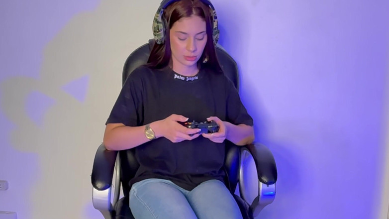 alejakink: I Wet My Jeans While Playing with My Friends
