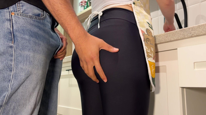 Levi Solen: แม่บ้านของฉันมาทํางานสวมเสื้อผ้ายิมและฉันก็น้ําแตกบนตูดใหญ่ของเธอ - เฟติช