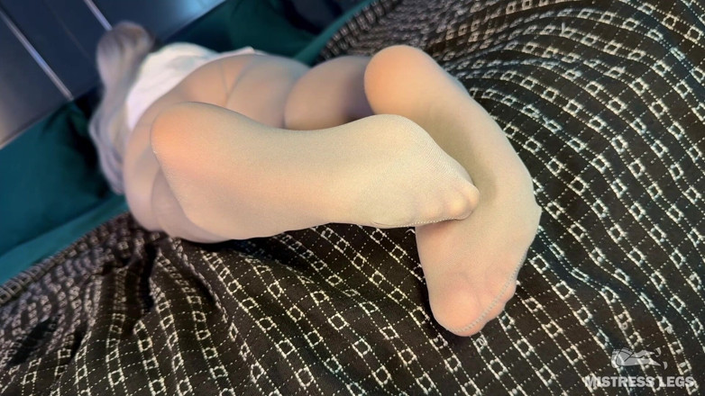 Mistress Legs: Grey Meia-calça provocando pés - esfregando solas e bunda grande em...