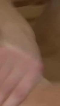 Des lesbiennes blondes se lèchent la chatte et se godent passionnément