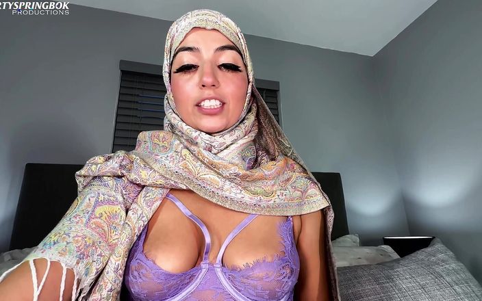 Aaliyah Yasin: Aaliyah si cewek berhijab lagi pamer lingerie seksinya dan dicrot...