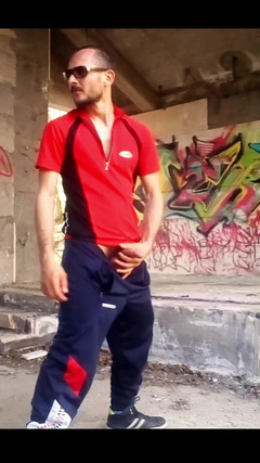 Aerostar: Zkoumání opuštěné budovy a čůrání