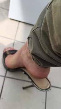Sepatu hak tinggi dan kaki yang sangat seksi