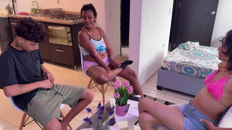 BritannySexxx: Saya Bertiga Dengan Dua Awek Berusia 18 Tahun Dan Kami Mempunyai...