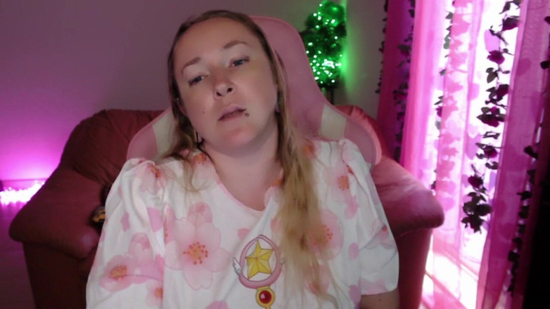 Kisicaxx: Velké černé péro uctívající sprosté řeči