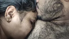 Mallu la moglie traditrice ha del sesso romantico caldo con il suo ragazzo mentre il marito non è a casa, moglie traditrice con l'amico del marito sesso bollente